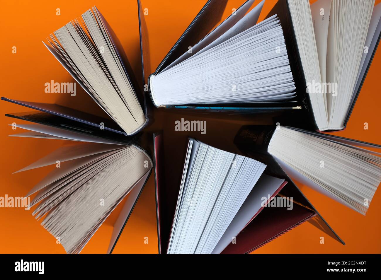 Libri impostati su un sfondo arancione luminoso.Reading e istruzione concept.books primo piano. Foto Stock
