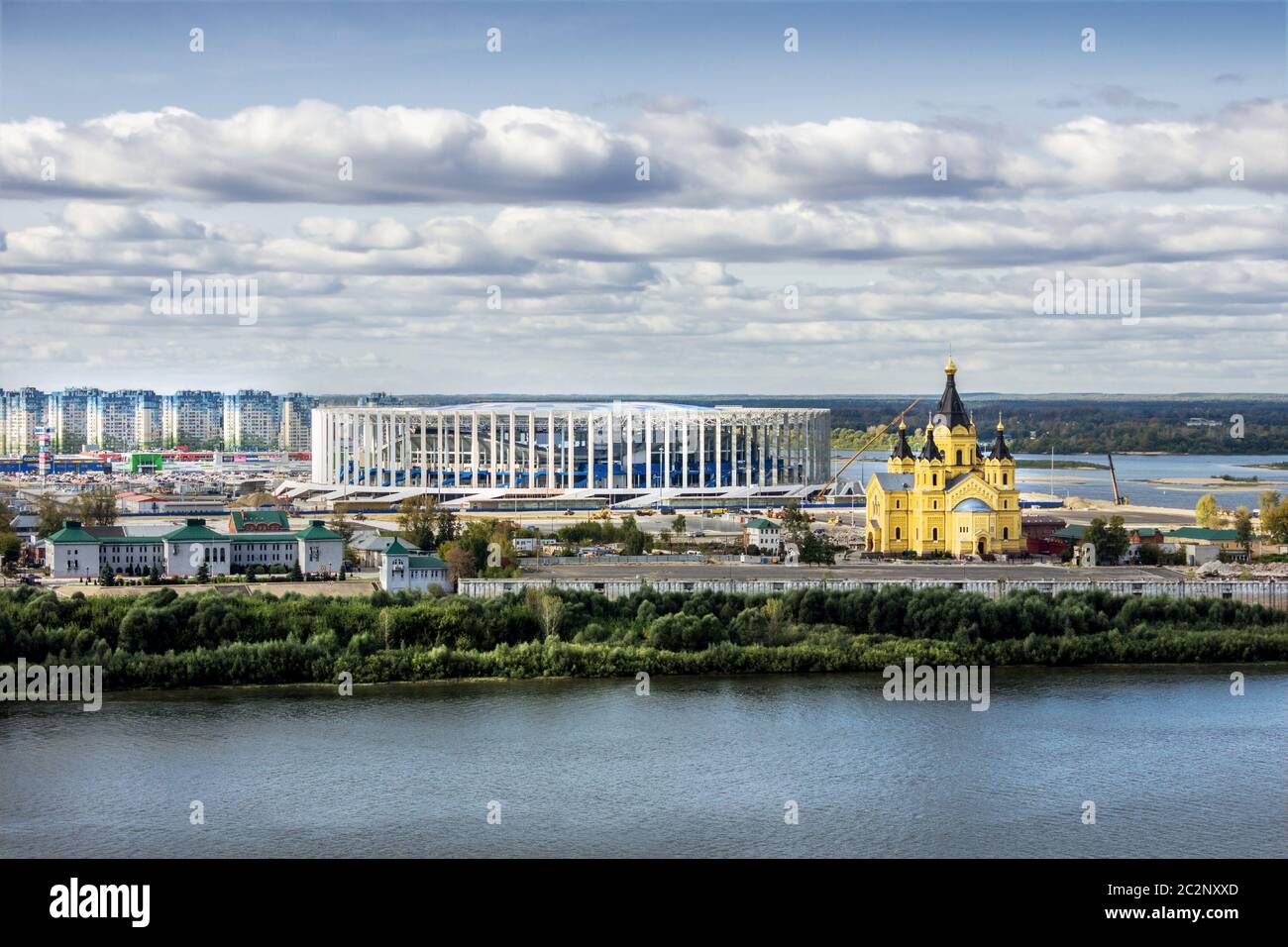 Stadio in costruzione e il tempio Alexander Nevsky a Nizhny Novgorod Foto Stock