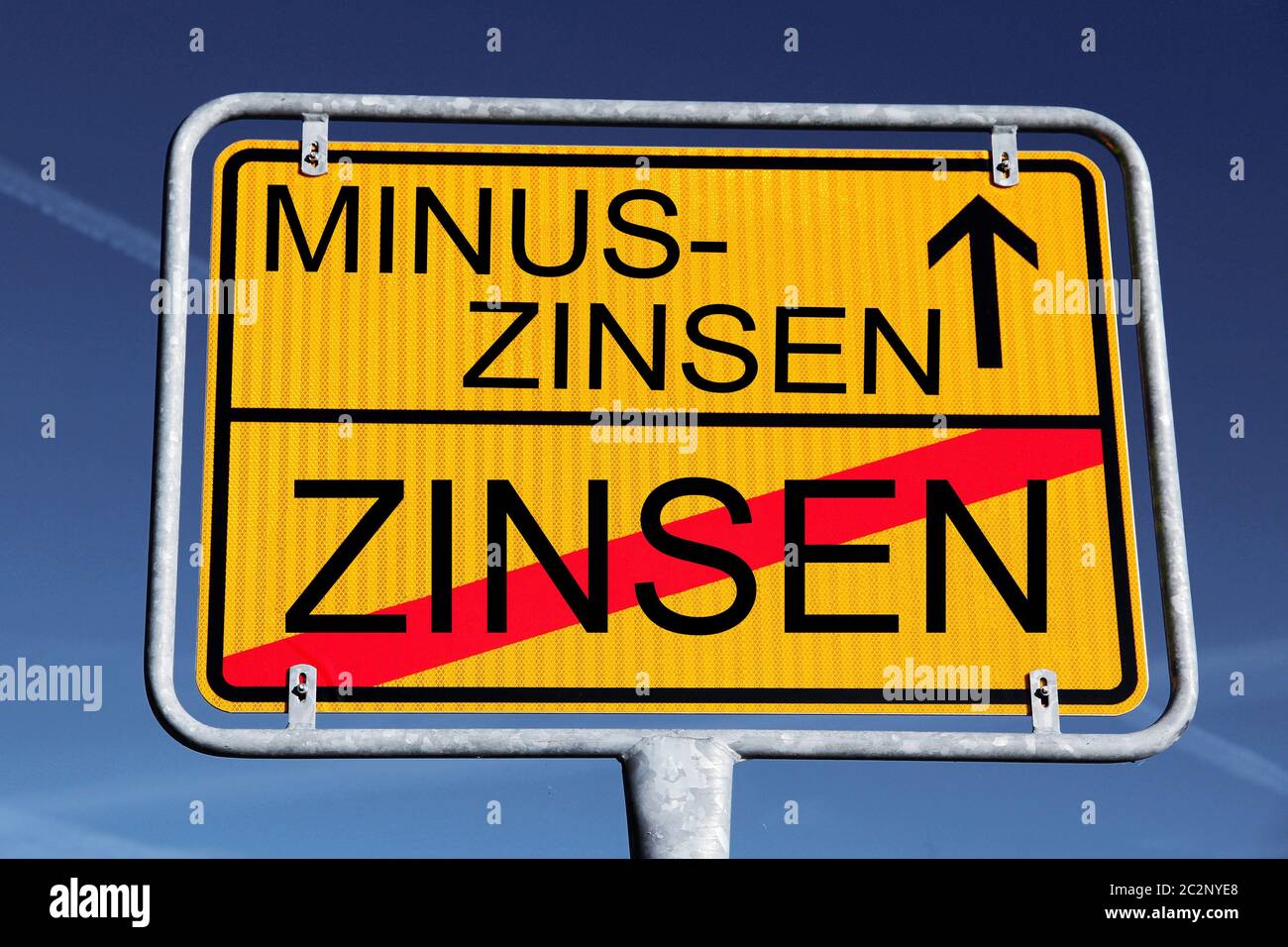 Segno meno gli interessi, gli interessi di penalità o gli interessi negativi delle banche sui conti privati Foto Stock