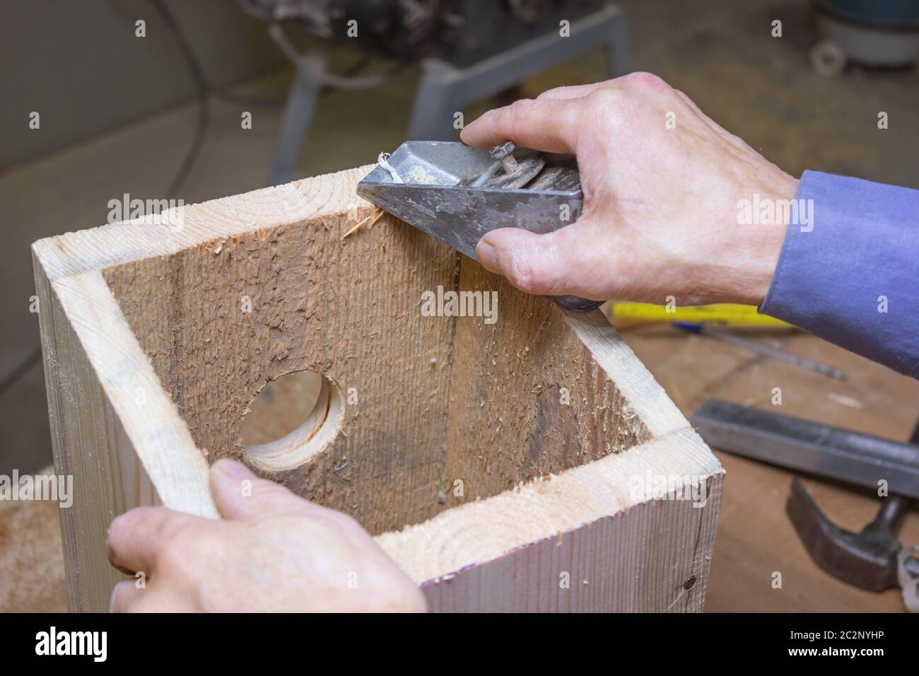 Elaborazione dei dettagli di una casa di uccelli in legno Foto Stock