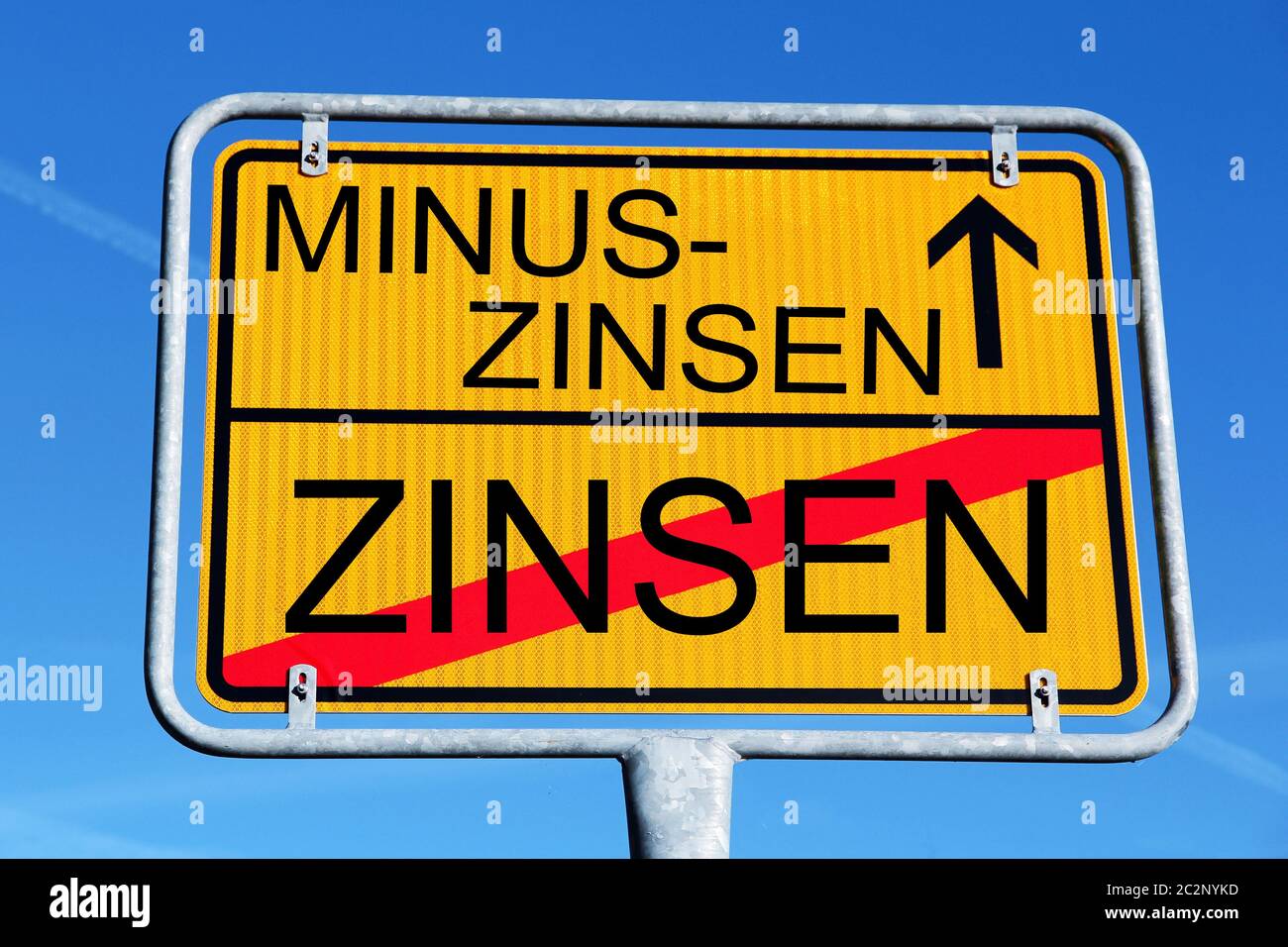 Segno meno gli interessi, gli interessi di penalità o gli interessi negativi delle banche sui conti privati Foto Stock