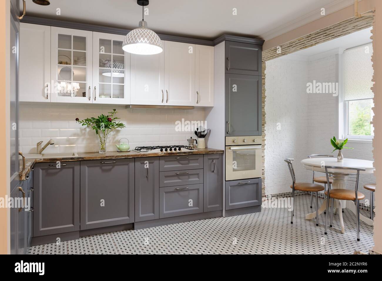 Moderno edificio grigio e bianco cucina in legno interno Foto Stock