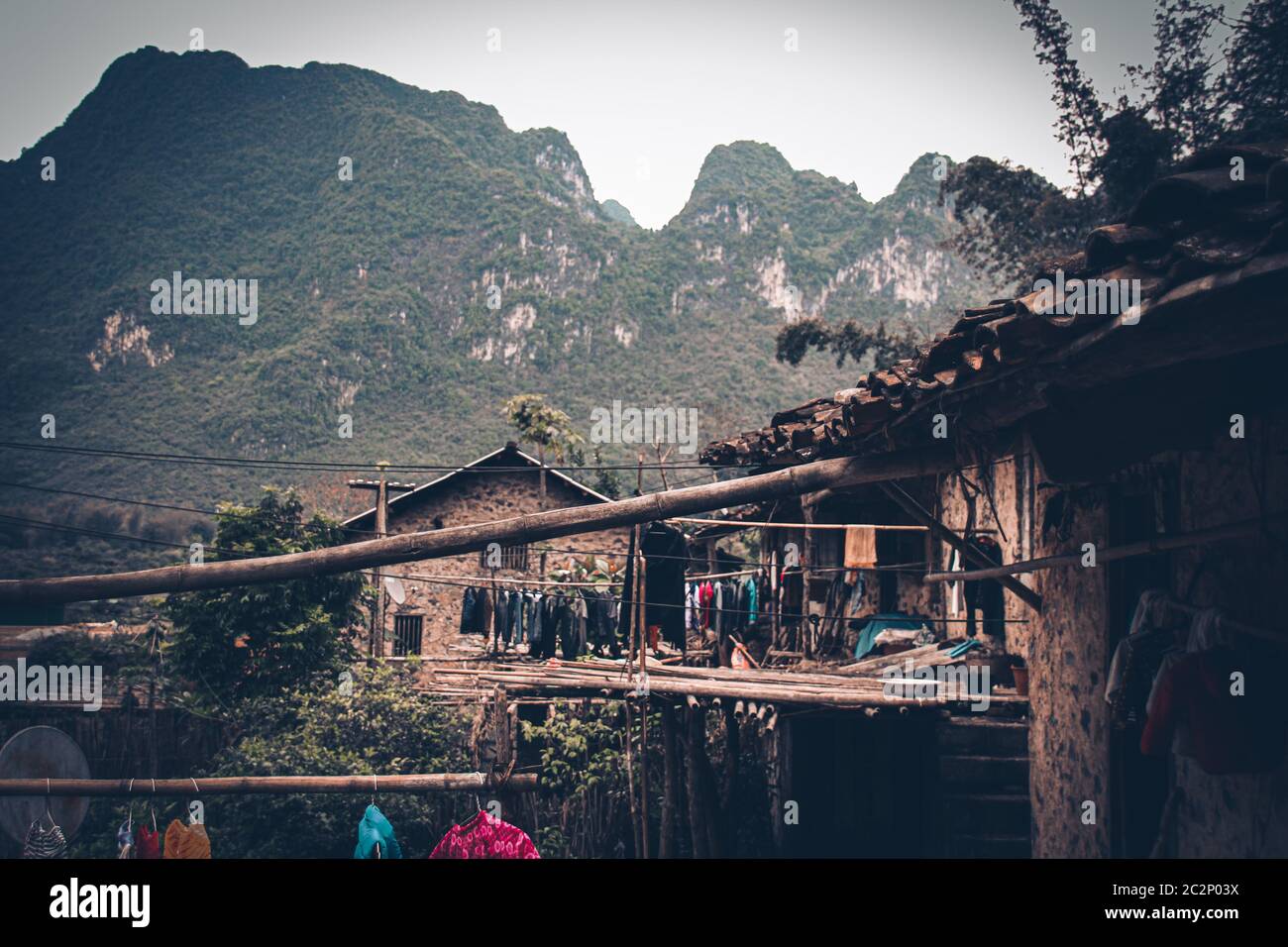 Case di fango e legno con palafitte di Khuoi Ky villaggio di roccia costruito sulle montagne carsiche a Cao Bang Vietnam mostra le antiche tradizioni e lo stile di vita di Vietn Foto Stock