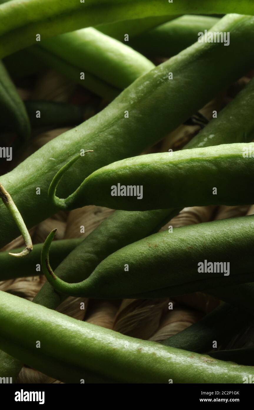 Fagioli verdi grezzi interi sulla tavola Foto Stock