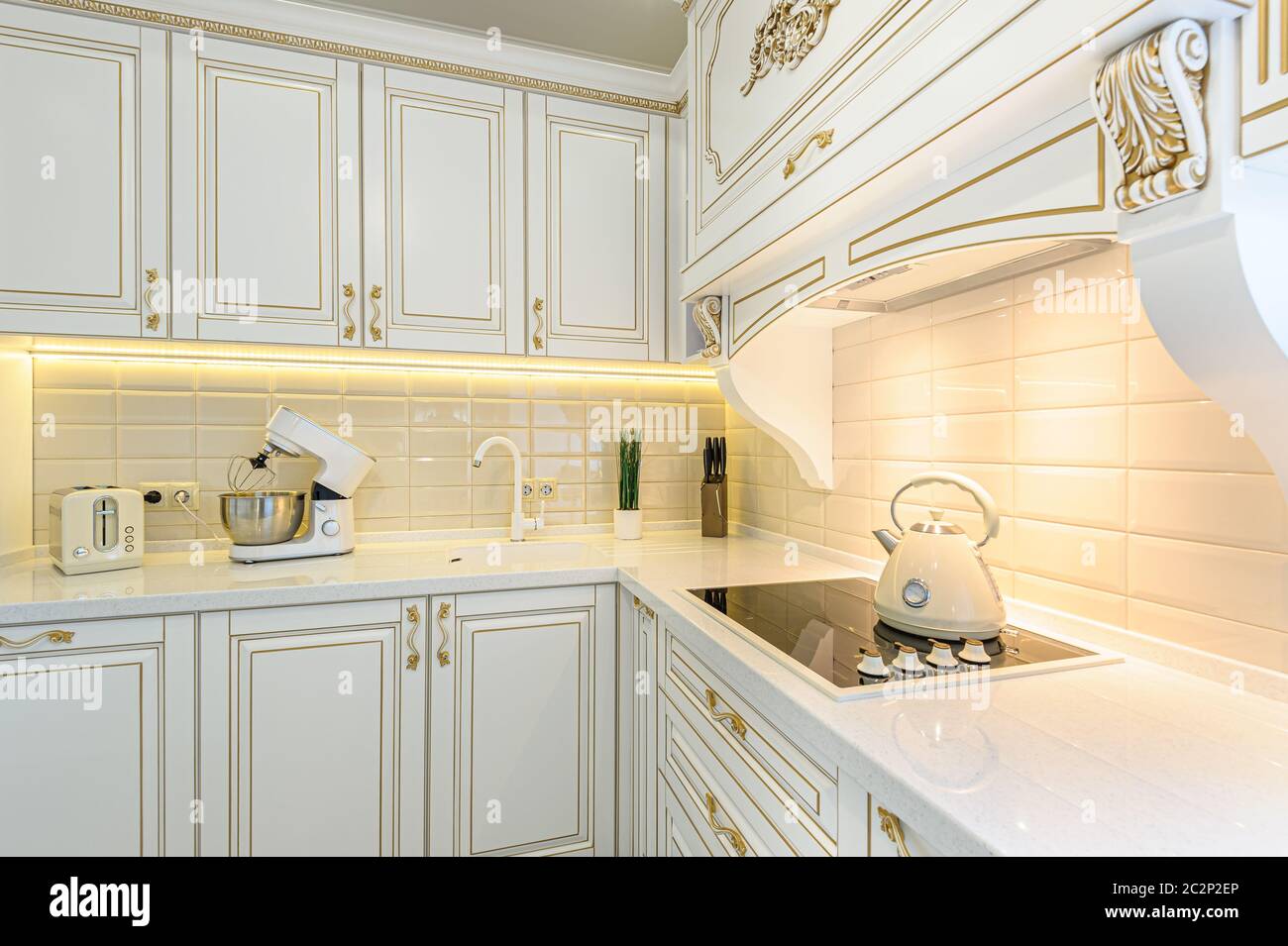 Stile neoclassico in cucina di lusso interno Foto Stock