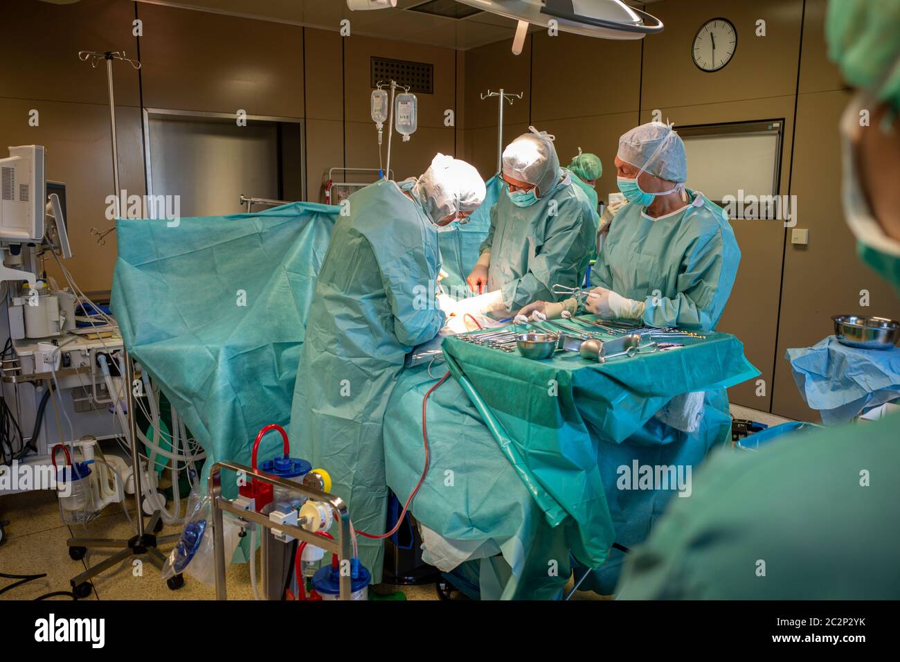 in una sala operatoria, una sezione cesarei viene eseguita da un team chirurgico Foto Stock