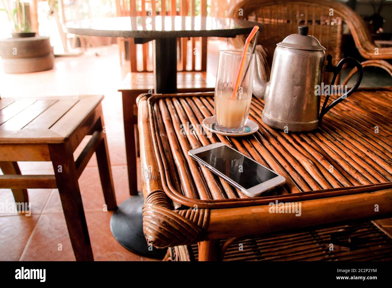 Mobili in legno e rattan come un arredamento casa a tema estivo questo è sostenibile e rispettoso dell'ambiente Foto Stock