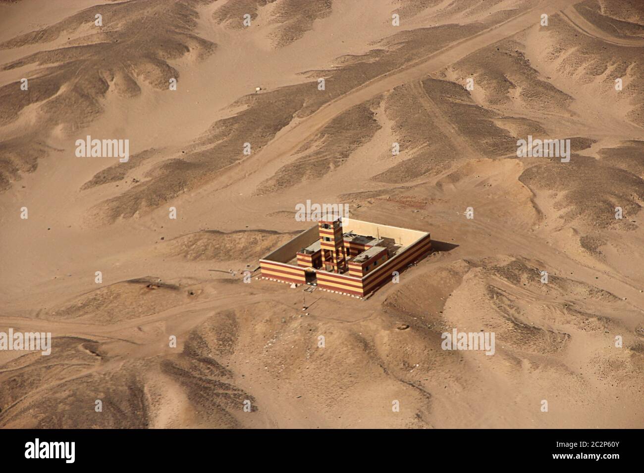 Vista aerea con edificio da solo nel deserto, in Egitto. Immagine panoramica. Casa egiziana vista dall'alto Foto Stock