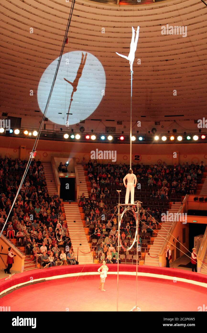 ginnasti che eseguono trucchi inimmaginabili su barre orizzontali nel circo. Numero Circus Foto Stock
