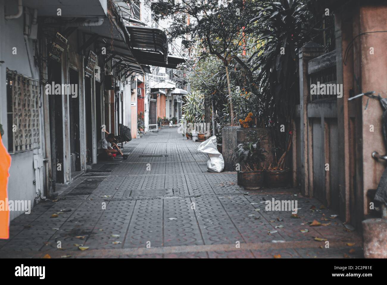 Vicoli vuoti e deserti di Chinatown (Yaowarat Road) a Bangkok, Thailandia, durante il blocco e la quarantena domestica a causa della covid-19 pandemic showi Foto Stock