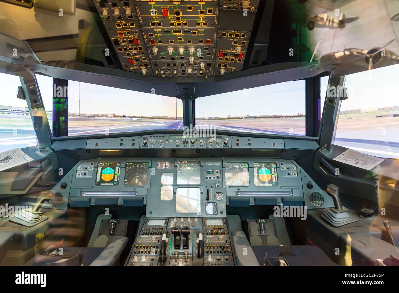 All'interno della cabina pilota dell'aereo. Cruscotto, volante, finestrini  dell'avionica Foto stock - Alamy