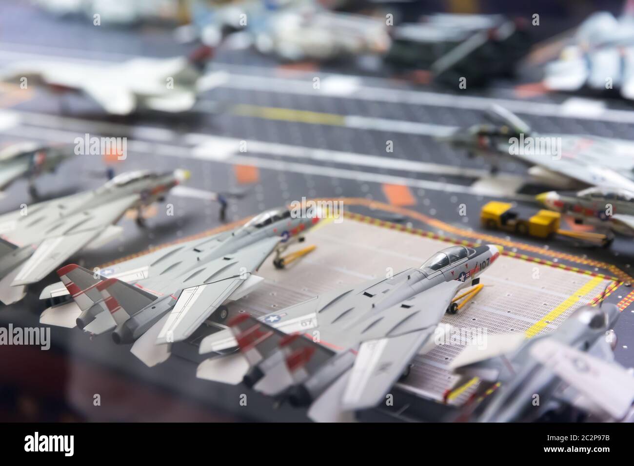 Modello in miniatura di pista portaerei con aerei e personaggi. Foto Stock