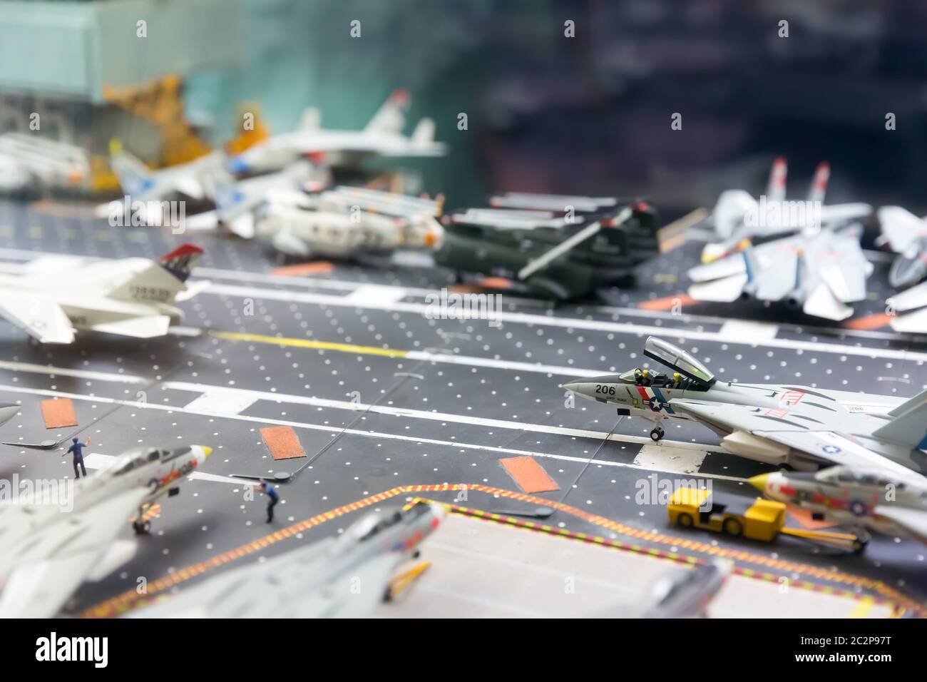 Modello in miniatura di pista portaerei con aerei e personaggi. Foto Stock
