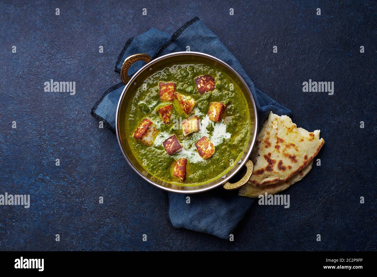 Antipasto vegetariano con paneer al palak. Cucina indiana, curry con formaggio morbido e spinaci su fondo di cemento Foto Stock