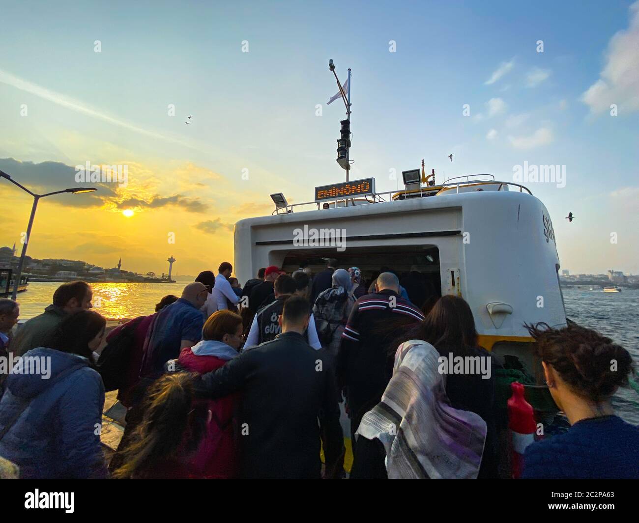 30 ottobre 2019. Passeggeri in traghetto a sinistra. Persone che viaggiano in nave. I passeggeri vanno dal molo al traghetto. Persone che si imbarcano shi Foto Stock