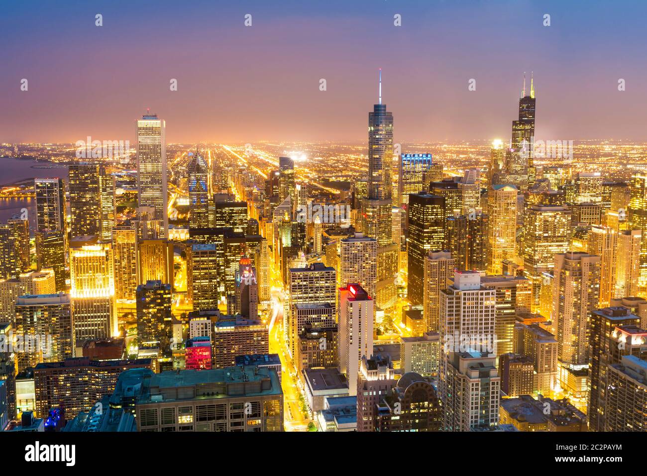 Vista aerea delle torri del centro di notte dall'alto, Chicago, Illinois USA. Foto Stock