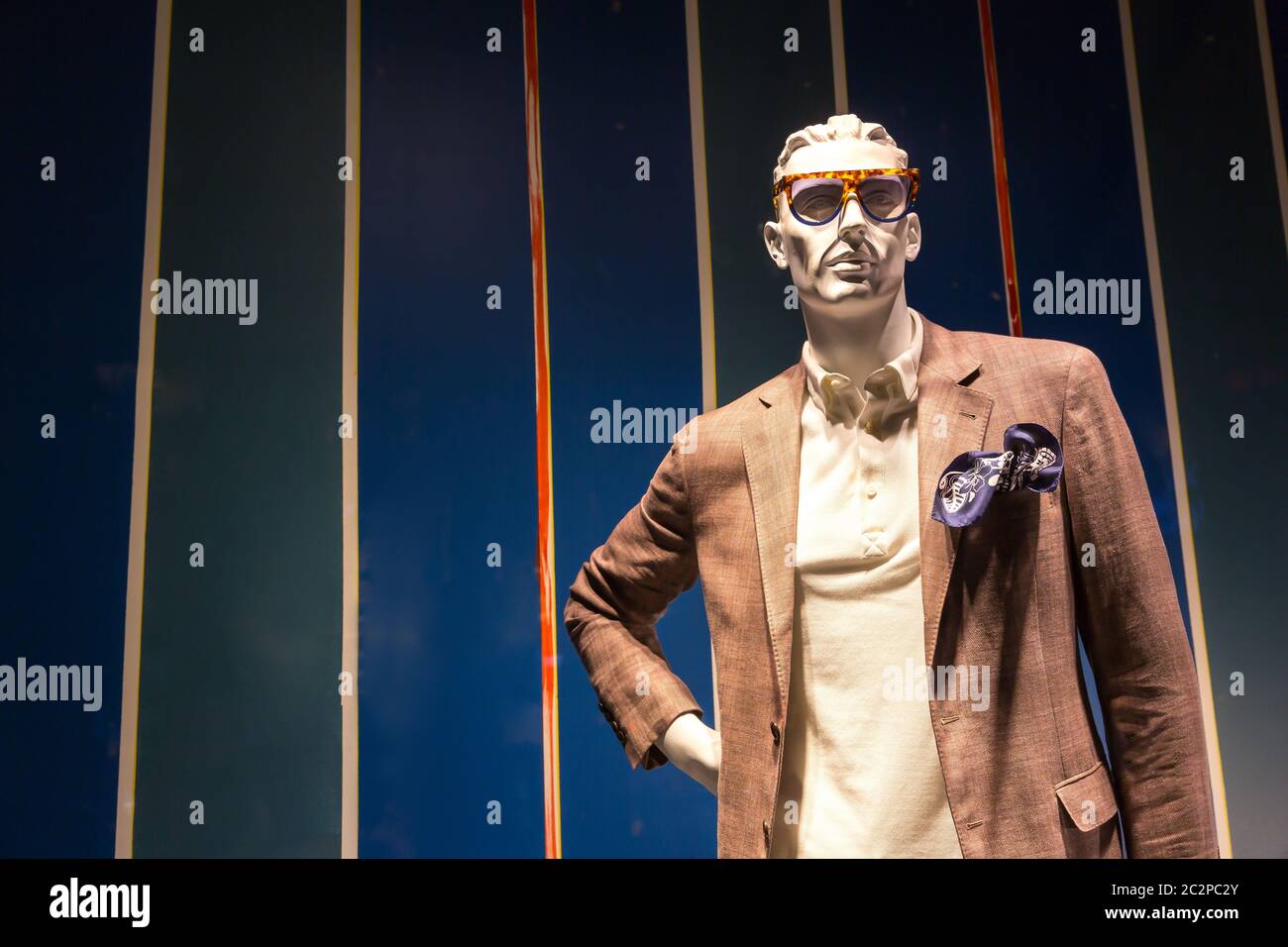 Manichino maschile in abiti vintage in negozio di moda. Foto Stock
