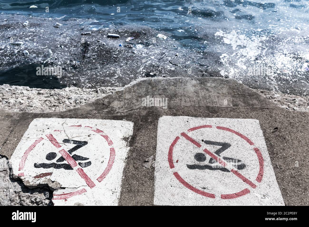 Ambiente ecologico pericoloso. Nessun cartello per nuotare sulla costa. Foto Stock