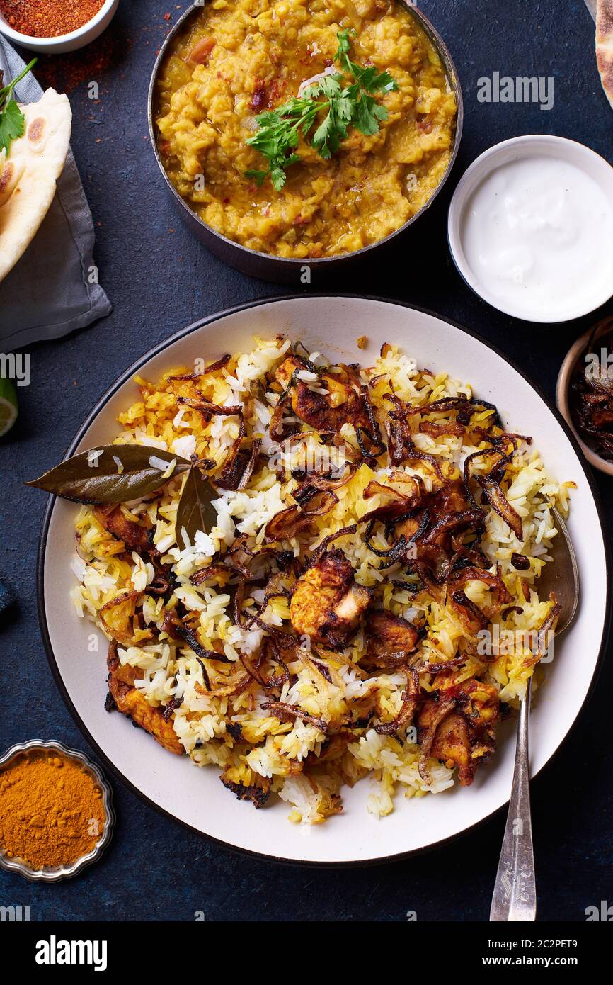 Piatto di riso indiano hyderabadi biryani con pollo e riso basmati. Cucina indiana, pasto ristorante Foto Stock