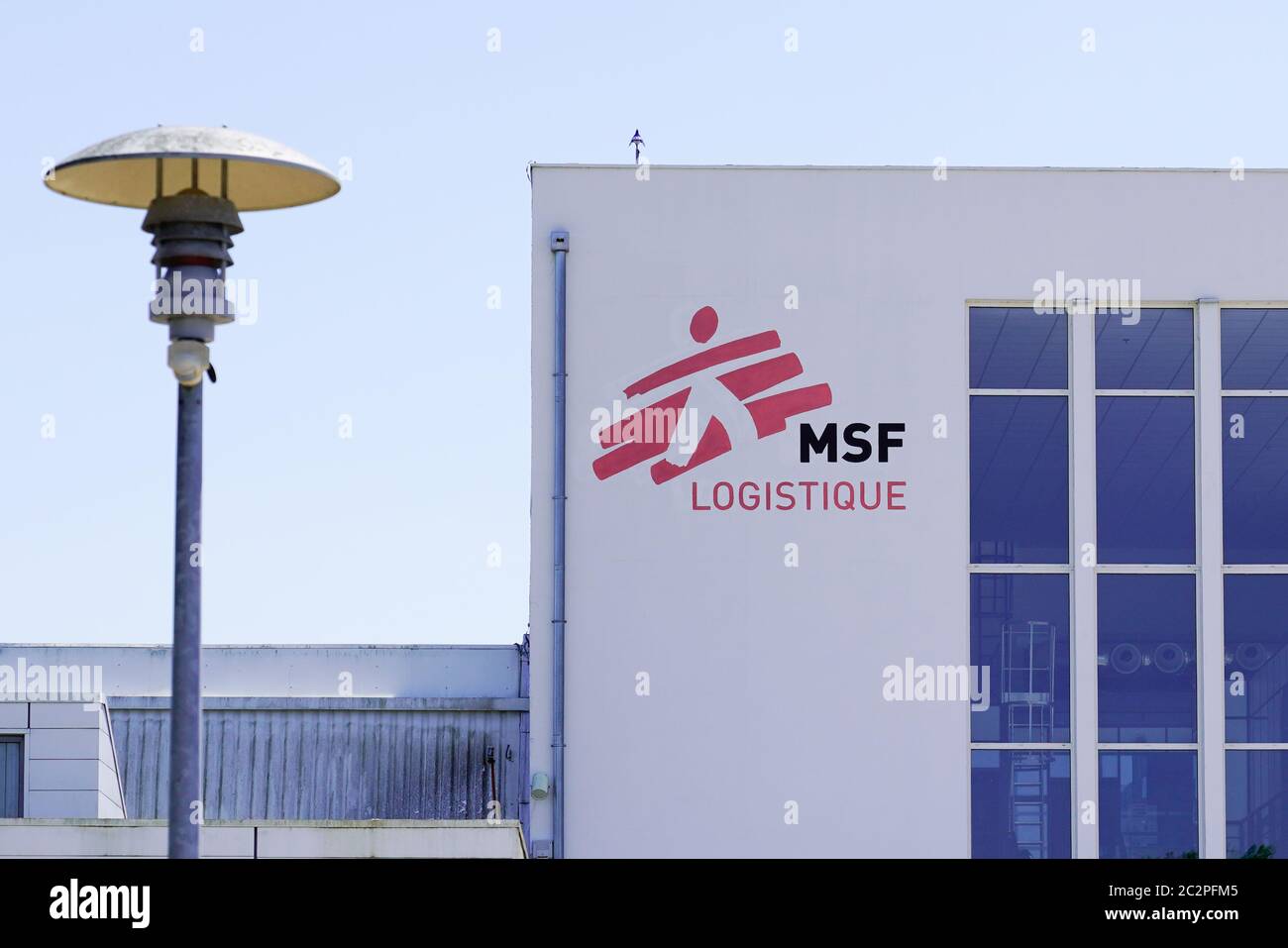 Bordeaux , Aquitaine / Francia - 06 14 2020 : segno logistique MSF per Medecins Sans Frontieres costruzione logistica francese di Medics senza frontiere Foto Stock