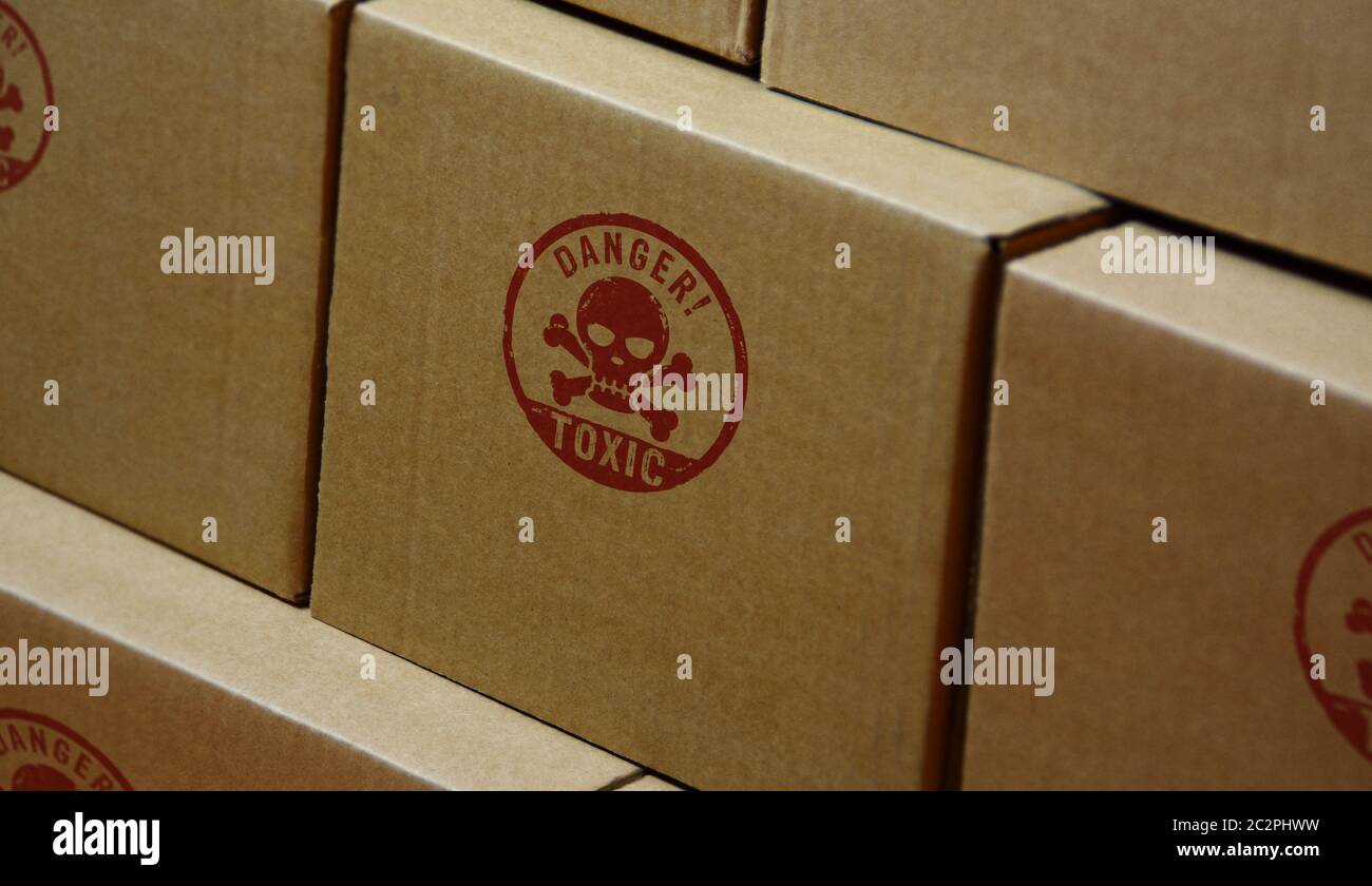 Pericolo tossico con impronta del cranio stampata su scatola di cartone. Concetto di avvertenza veleno. Foto Stock