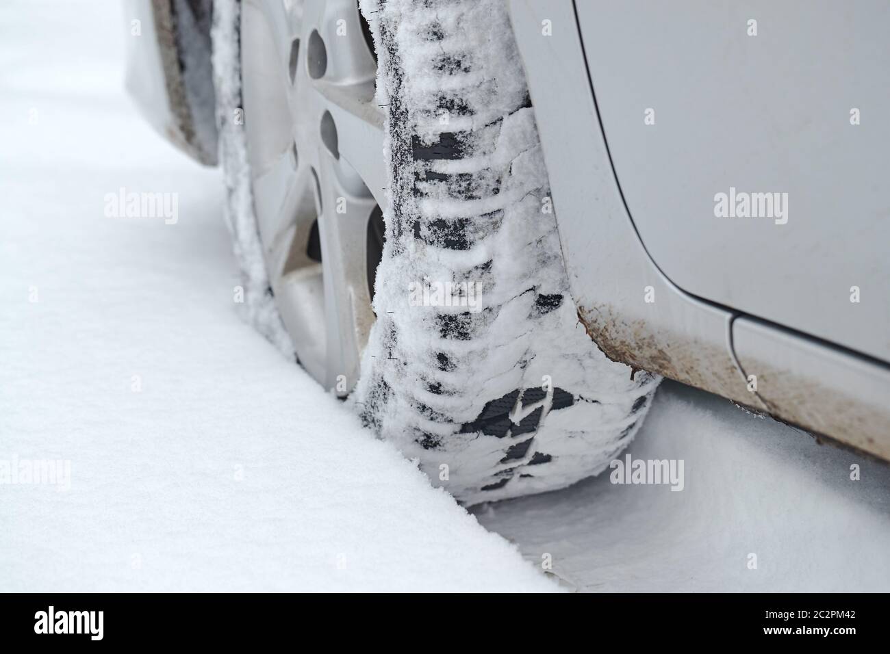 Sentieri di ruote nella neve fresca Foto Stock