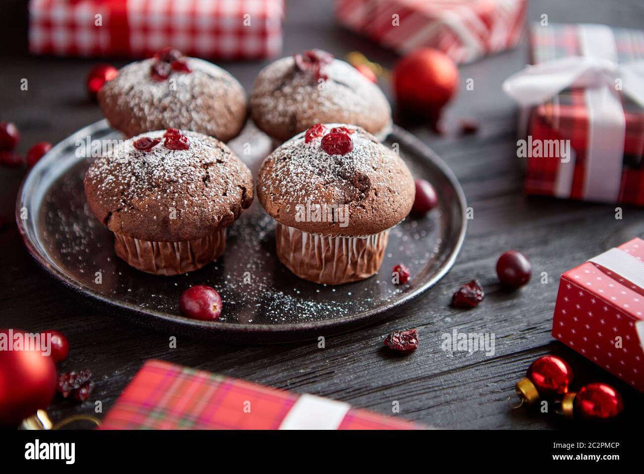 Cioccolatino natalizio deliziosi muffin servita su nero piastra in ceramica Foto Stock