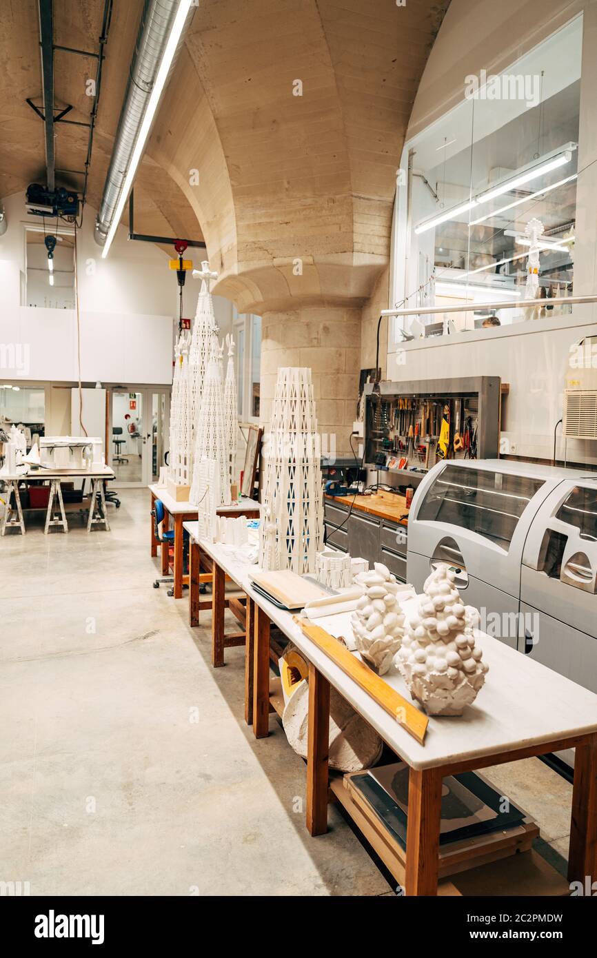 Barcellona, Spagna - 15 dicembre 2019: Laboratorio di architetto a Sagrada Familia. Desktop e cartapesta con immagini. Foto Stock