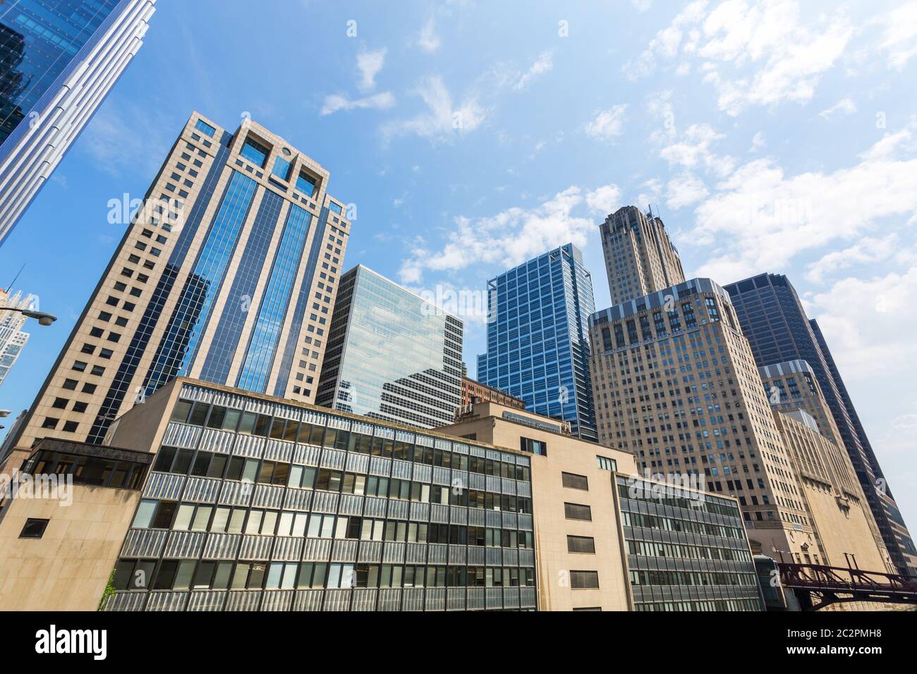 Moderno centro affari urbano. Edifici in acciaio, cemento e vetro. Foto Stock