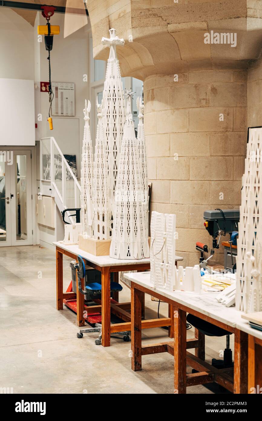 Barcellona, Spagna - 15 dicembre 2019: Laboratorio di architetto a Sagrada Familia. Desktop e cartapesta con immagini. Foto Stock