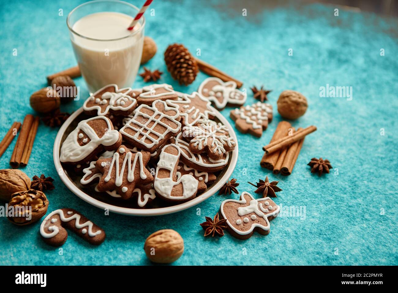 Dolce Natale composizione. Assortimento di gingerbread cookie su una piastra Foto Stock