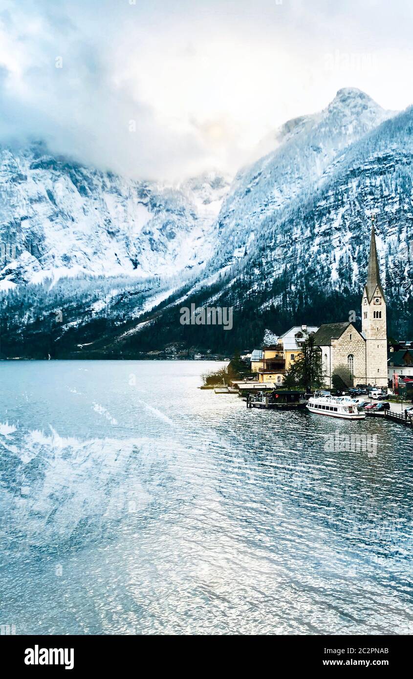 Punto di vista della città vecchia di Hallstatt neve montagne e lago con riflessione in acqua nella stagione invernale ritratto paesaggio Hallstatt, Austria Foto Stock