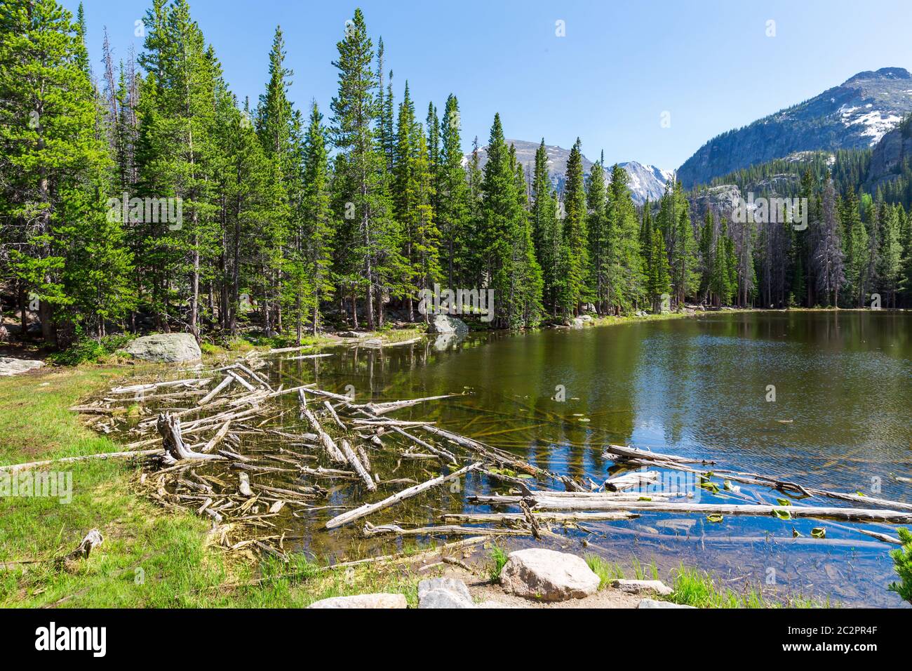 Lago contro le montagne rocciose a Estes Park, Colorado US Foto Stock