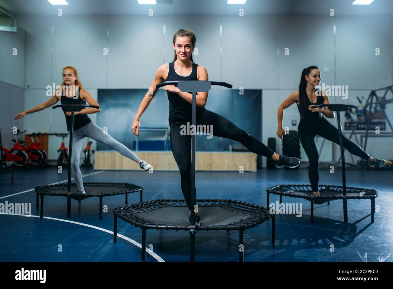 Gruppo di donne su trampolino sportivo, allenamento fitness. Lavoro di squadra femminile in palestra. Classe aerobica Foto Stock