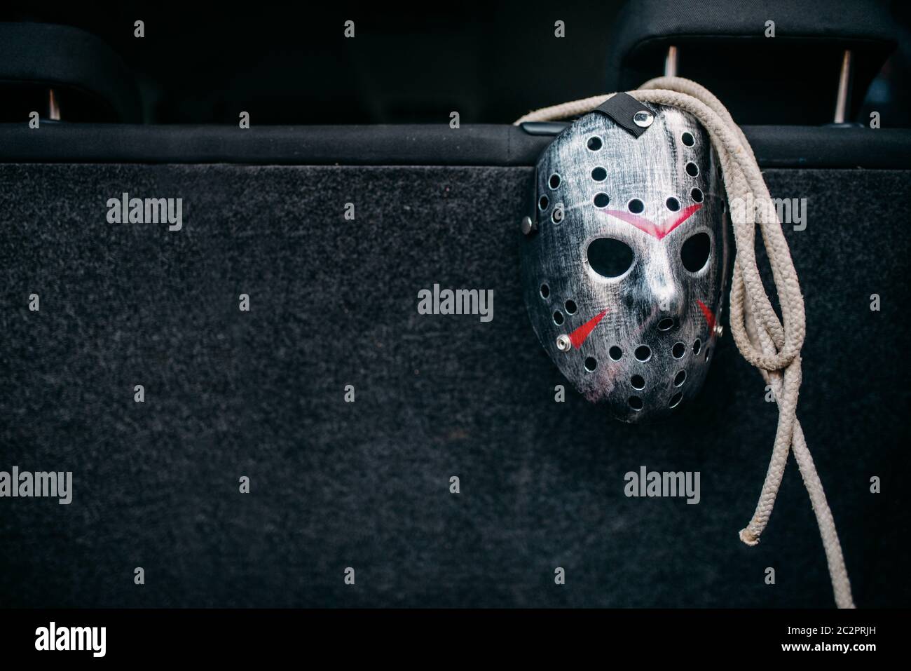 Maschera di Hockey e closeup di corda, concetto di assassino seriale. Strumenti Psycho man in bagagliaio aperto, maniaco. Foto Stock