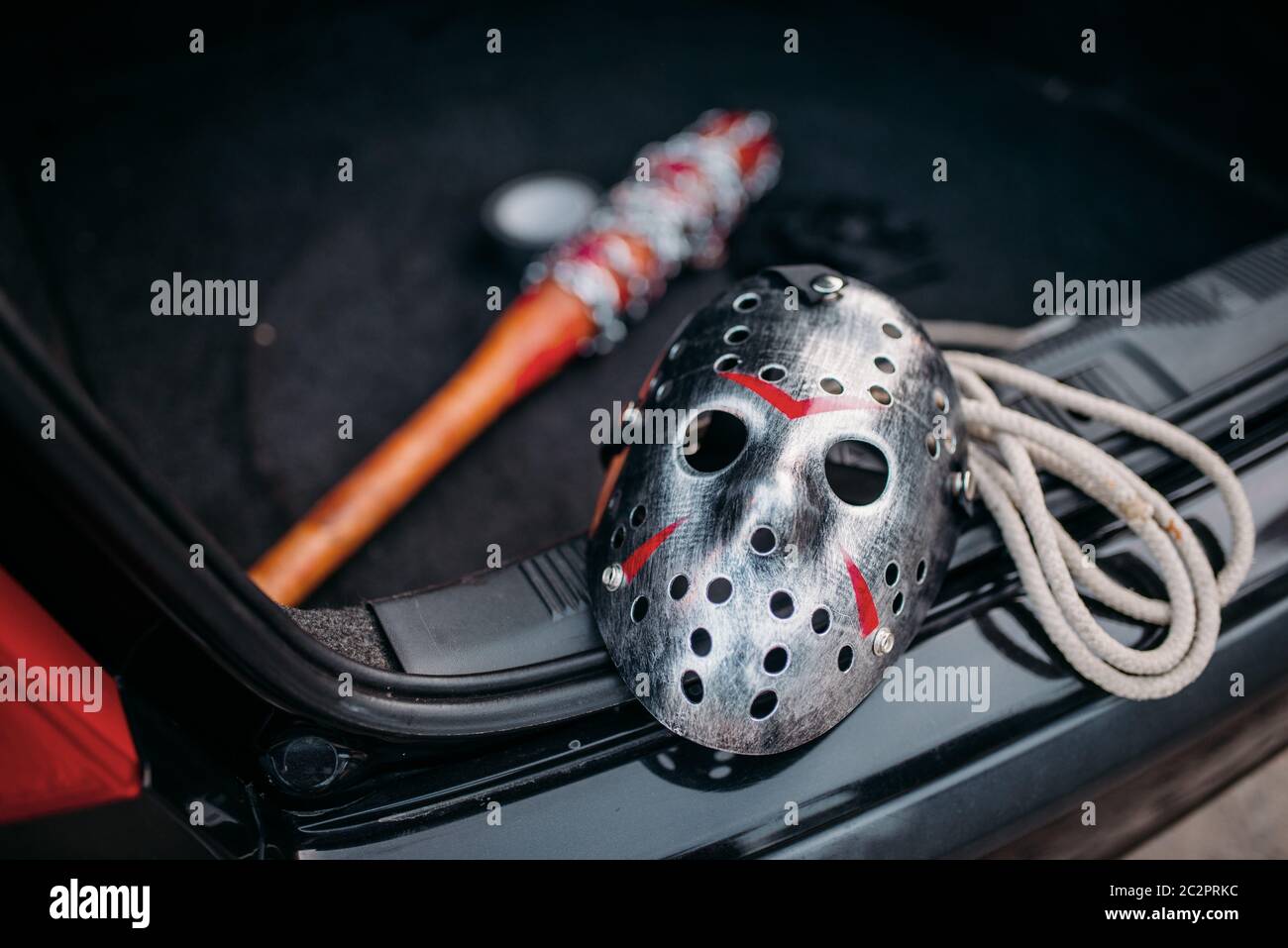 Maschera di hockey, mazza da baseball avvolta con catena metallica sanguinosa, nastro per condotti e closeup di corde, concetto di assassino seriale. Strumenti psico-uomo in auto aperta t Foto Stock