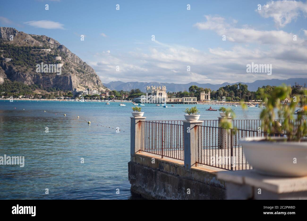 Vita sulle strade del lungomare di Mondello a Palermo in Sicilia Foto Stock