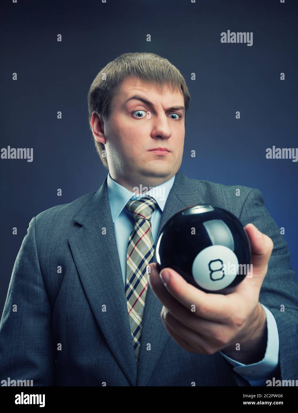 Imprenditore azienda magic ball con numero 8 Foto Stock