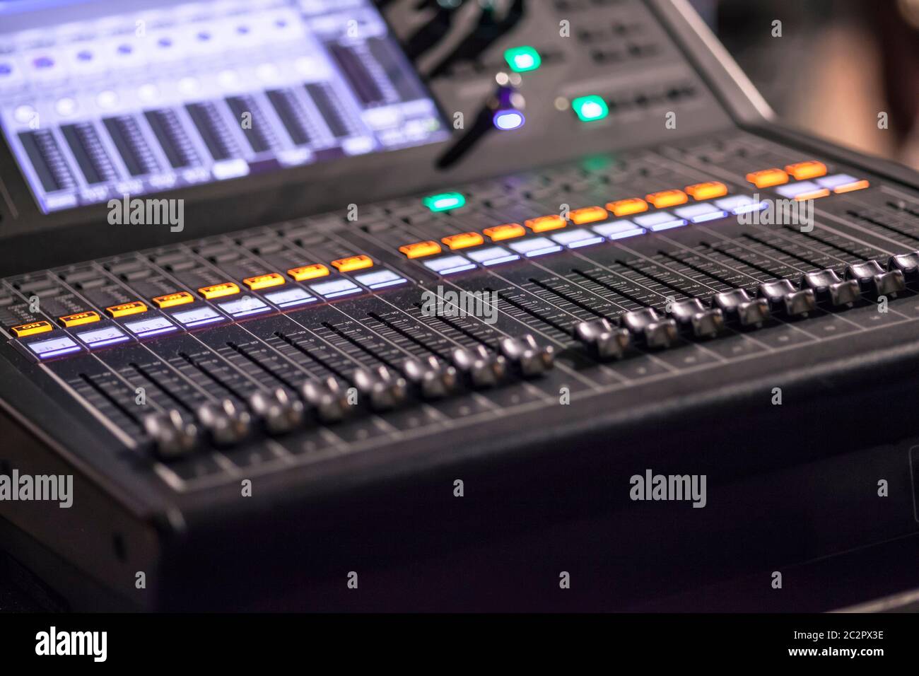 Mixer audio multitraccia professionale utilizzato per mixare tracce audio live Foto Stock