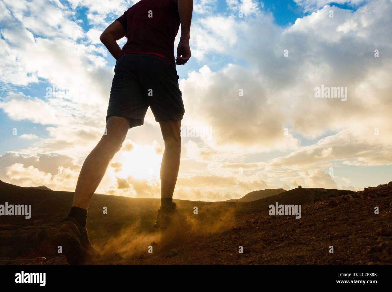 Gran Canaria, Isole Canarie, Spagna. 18 Giugno 2020. Trail Runner sulla dorsale montana all'alba su Gran Canaria.il governo britannico ha ordinato una revisione se la vitamina D - la vitamina del sole - può aiutare a combattere il coronavirus, come dimostra che le persone con livelli cronicamente bassi sono a maggior rischio. Con l'apertura della Spagna ai turisti dell'UE a partire dal 21 giugno, si parla di ponti aerei concordati con alcuni paesi, tra cui Regno Unito, Grecia, Portogallo e Spagna. Credit.: Alan Dawson/Alamy Live News Foto Stock