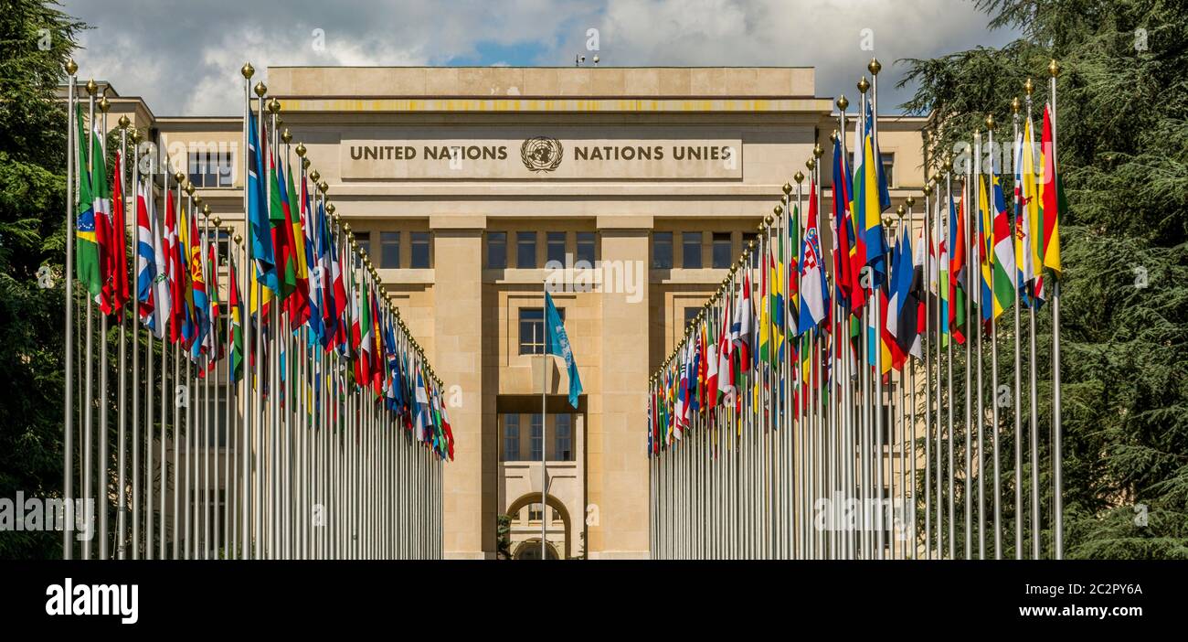 La Corte delle bandiere dell'Ufficio delle Nazioni Unite a Ginevra mette in mostra la diversità e l'unità globali. Palazzo delle Nazioni. Svizzera Foto Stock