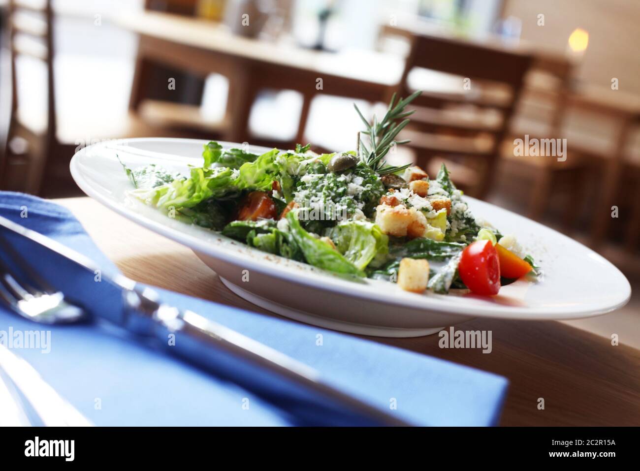 Piatto di insalata su un tavolo del ristorante Foto Stock