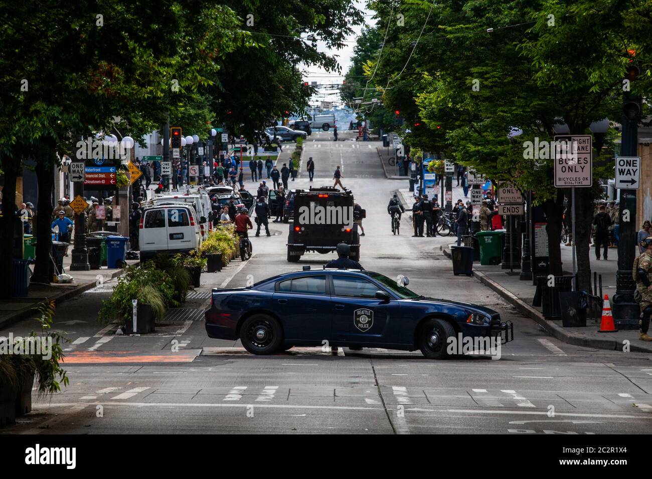 Le proteste di George Floyd sono una serie di proteste e disordini in corso contro presunte brutalità della polizia e razzismo nelle forze di polizia, che hanno avuto inizio nell'uni Foto Stock