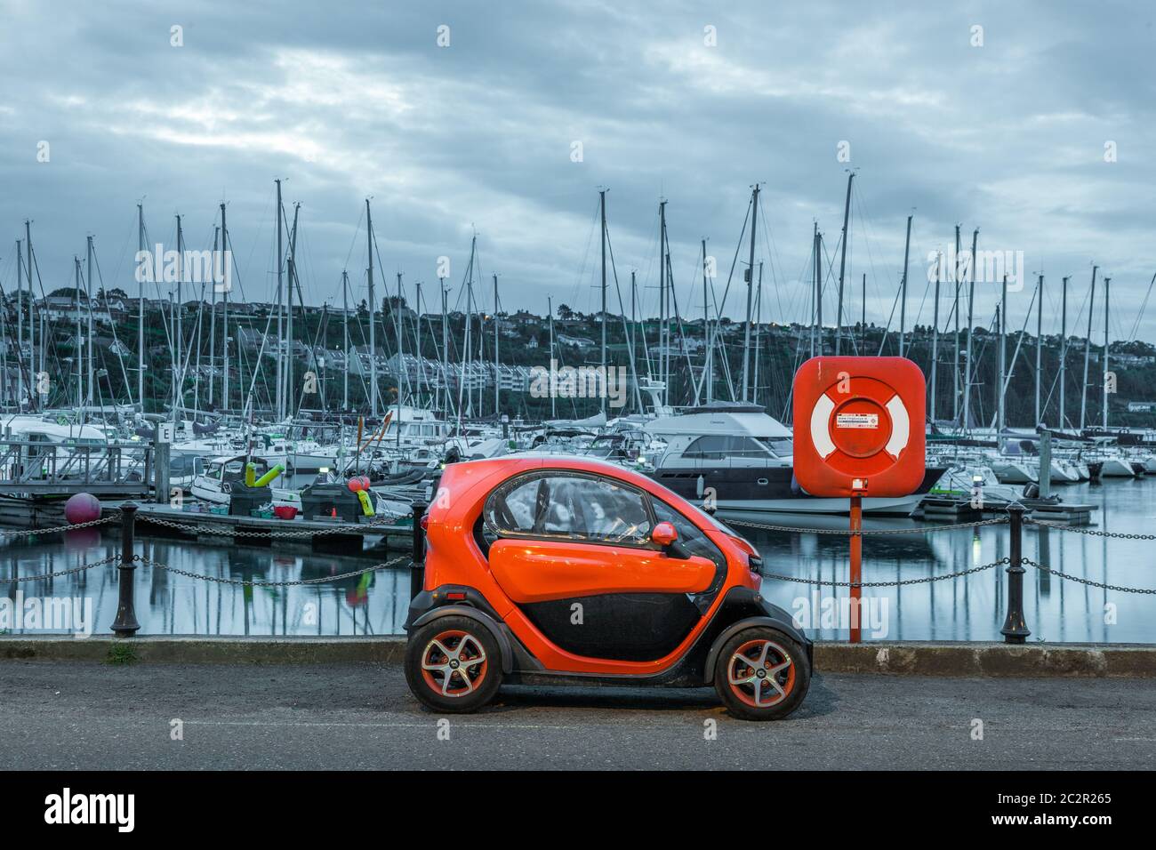 Kinsale, Cork, Irlanda. 18 Giugno 2020. Una piccola auto elettrica Renault Twizy parcheggiata sul lungomare di Kinsale, Co. Cork, Irlanda. Previsioni meteo occasionali si svilupperanno incantesimi soleggiati e questo pomeriggio vi è il rischio di docce isolate con temperature massime di 16 - 20 gradi. - credito; David Creedon / Alamy Live News Foto Stock