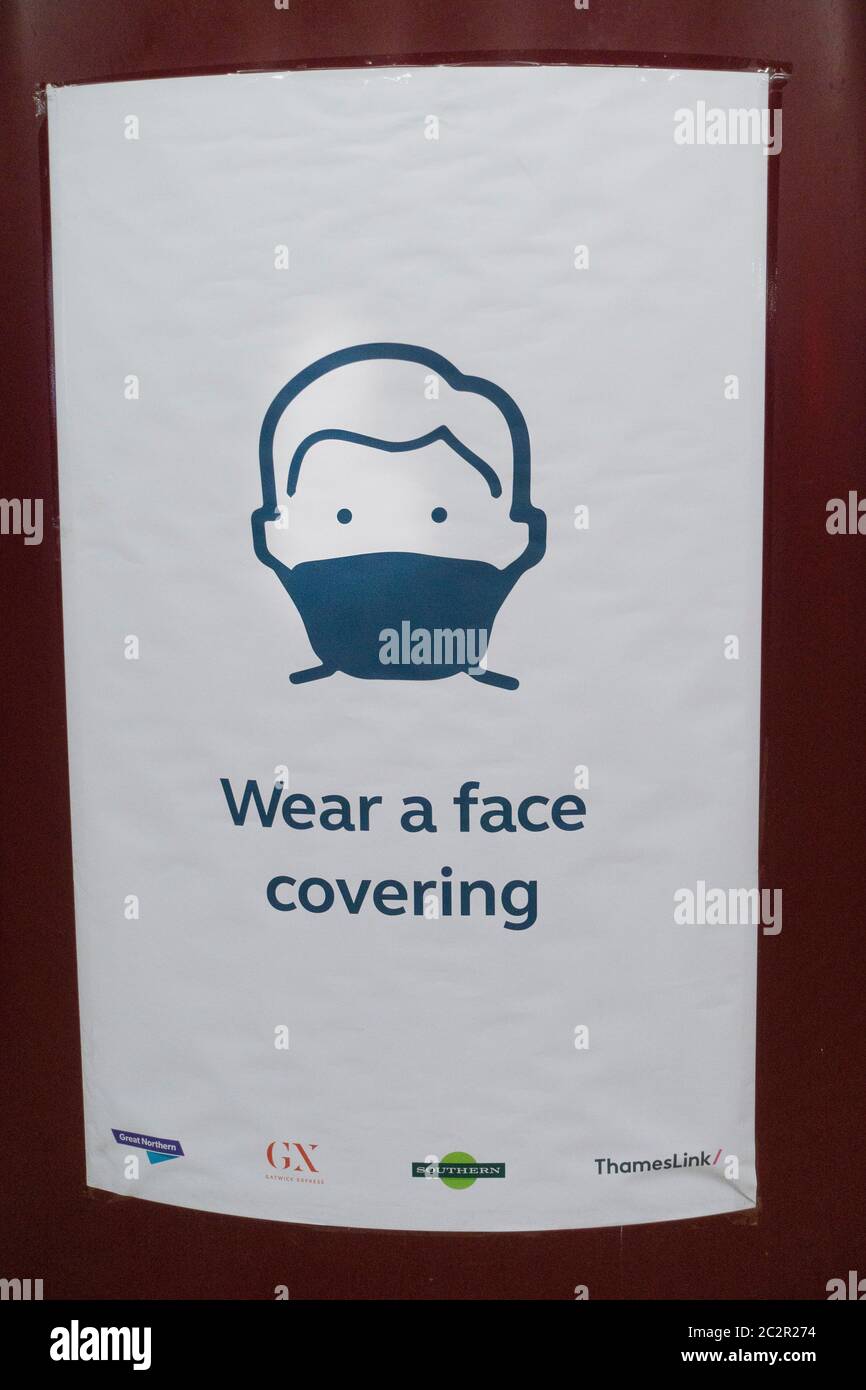 Farringdon, Londra, Inghilterra. 17 giugno 2020. Un cartello sociale di "indossare una copertura facciale" alla stazione di Farringdon. Foto di Sam Mellish Foto Stock