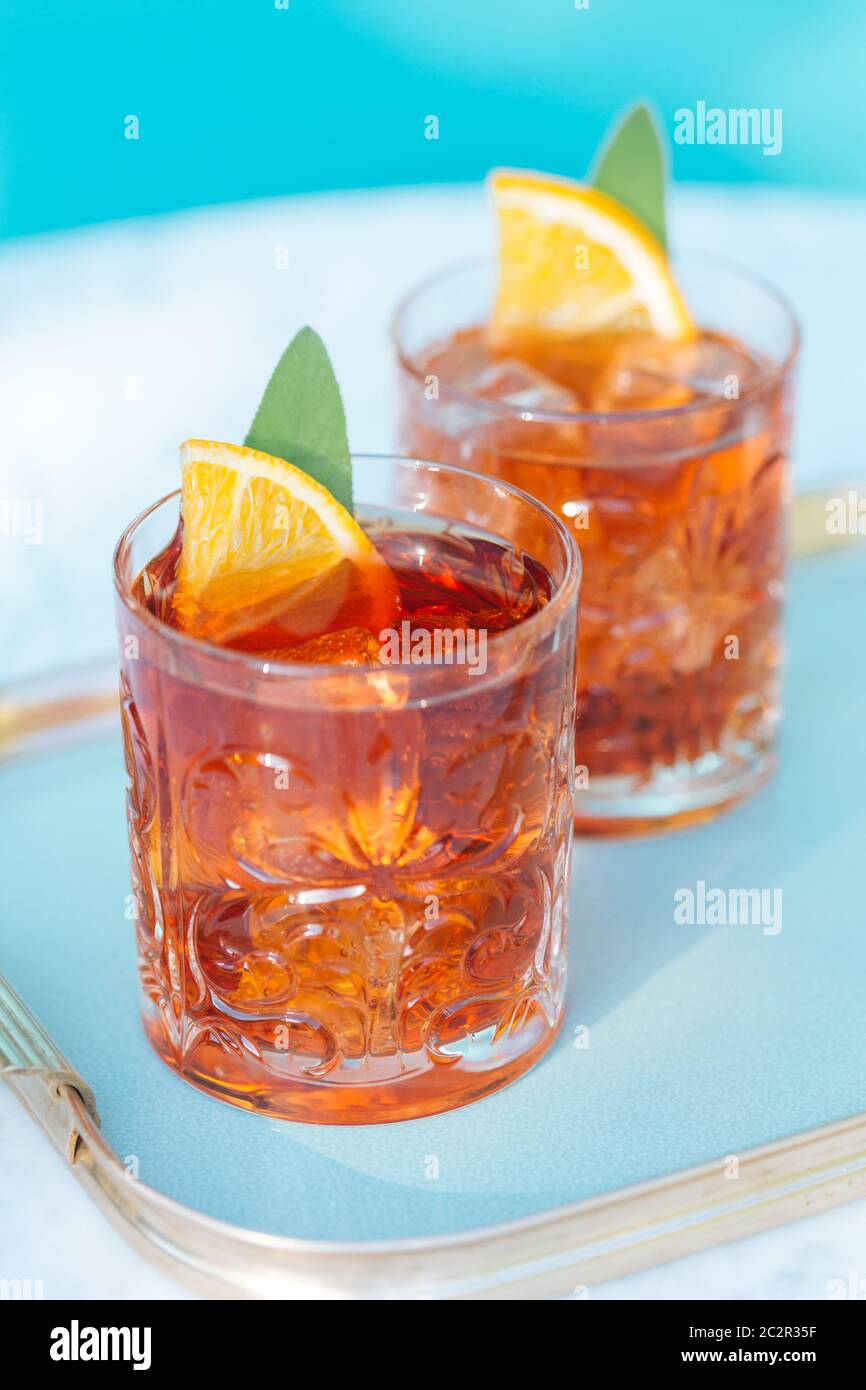 Negroni, un italiano cocktail, un aperitivo, prima miscelata in Firenze, Italia, nel 1919. Conte Camillo Negroni ha chiesto di rafforzare il suo Americano aggiungendo g Foto Stock