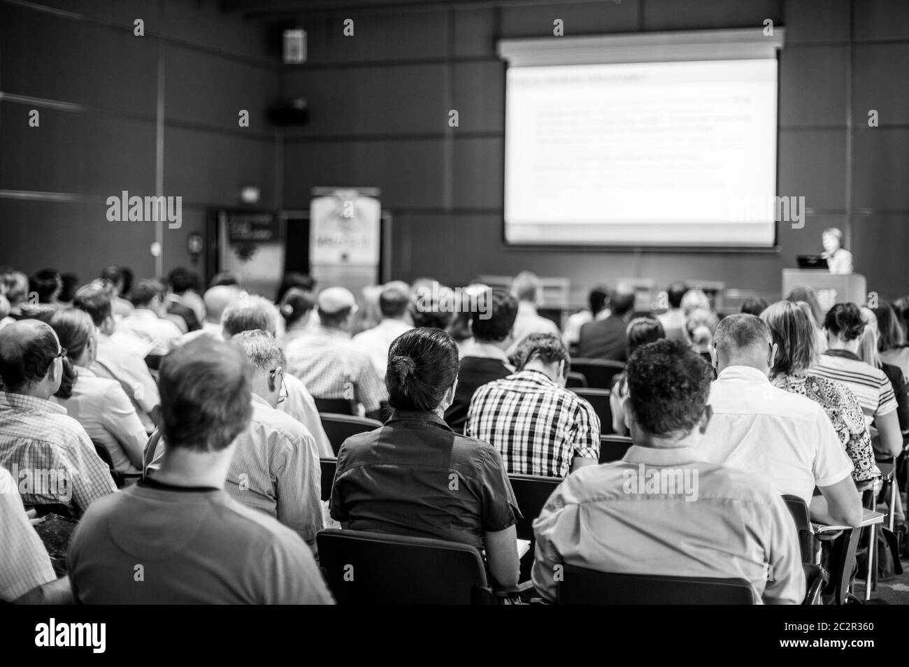 Altoparlante dando la presentazione sul piano scientifico conferenze di affari. Foto Stock