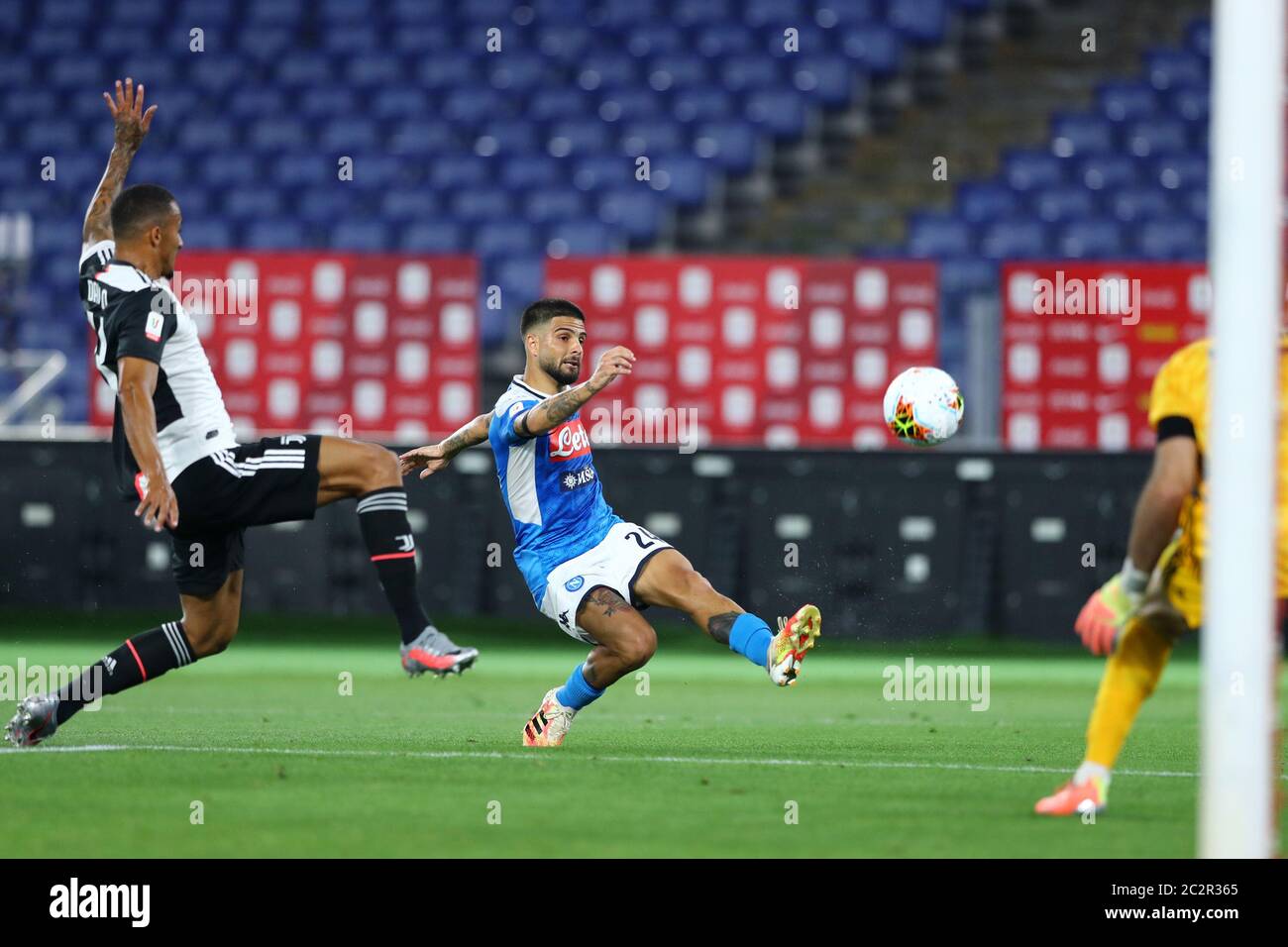 Roma, Italia. 17 Giugno 2020. Lorenzo Insigne (Napoli) in azione durante la finale di Coppa Italia Coca-Cola incontro tra SSC Napoli e FC Juventus allo Stadio Olimpico il 17 giugno 2020 a Roma. (Foto di Giuseppe fama/Pacific Press) Credit: Pacific Press Agency/Alamy Live News Foto Stock