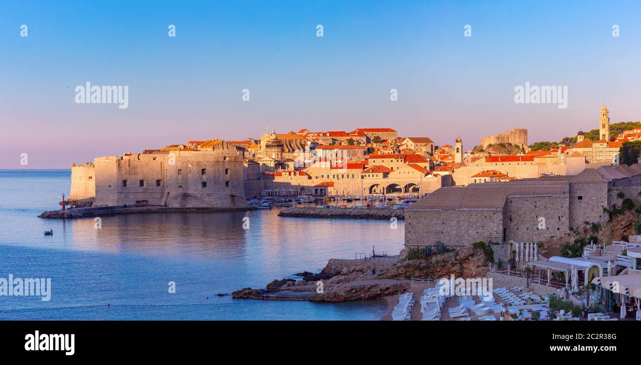 Vista panoramica della Città Vecchia con il vecchio porto e Fort St Ivana al tramonto a Dubrovnik, Croazia Foto Stock