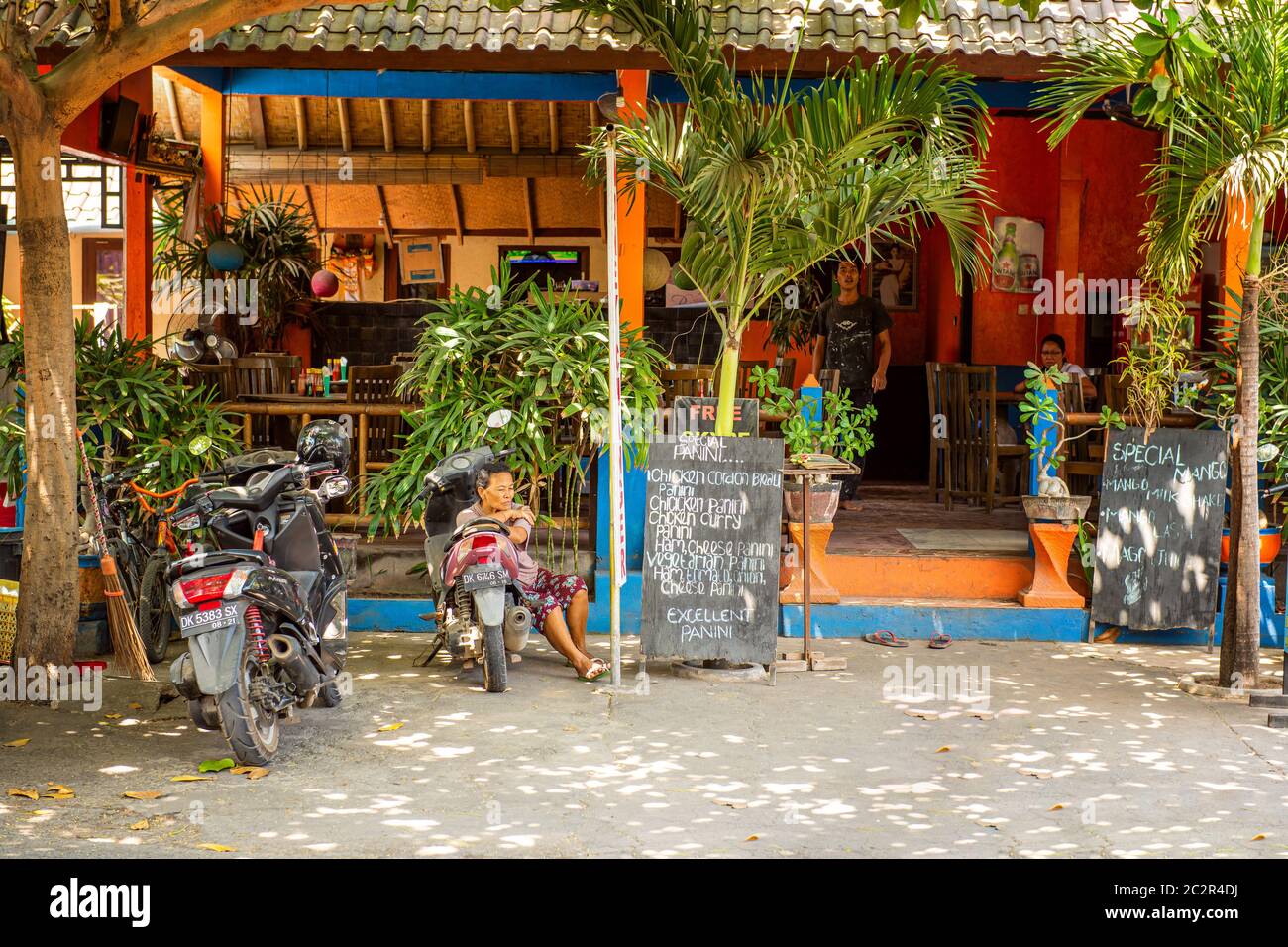 BALI, INDONESIA - 01 dicembre 2019: Tradizionale Villaggio della Tribe Balinese. Facciata e ingresso ad un cafe nel villaggio amed Foto Stock